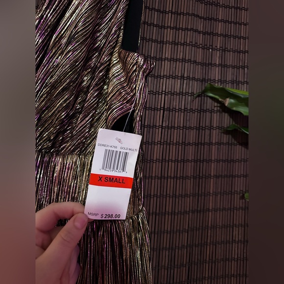 Dress the Population Auli Sleeveless V-Neck metallic gown - Picture 8 of 10